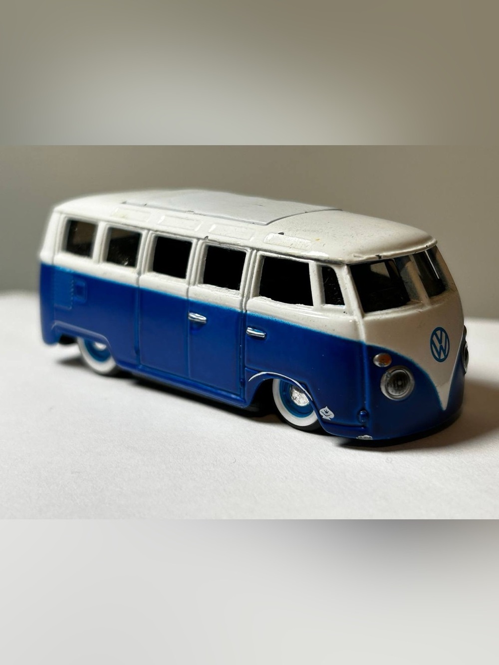 Die-Cast Toy Van - Maisto Volkswagen Van “Samba” 1:64